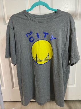 Men's Gray Short Sleeve Graphic Tee with Yellow Circle & Blue 'The City' Design